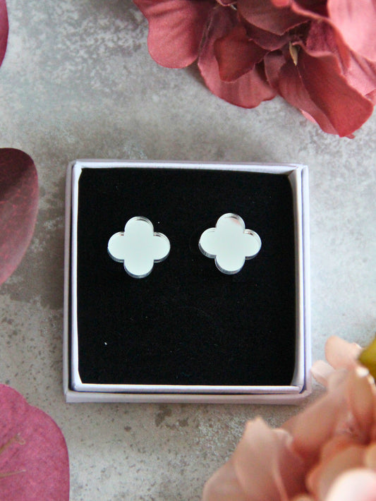 Lucky -nappikorvakorut